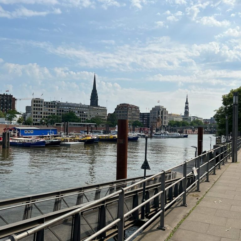 Beeidigte Dolmetscherin für Türkisch ⇔ Deutsch im Landkreis Böblingen – Gericht, Notar und Behördentermine. Beglaubigte Übersetzung Türkisch ⇔ Deutsch in Böblingen – Gerichts- und Behördentermine